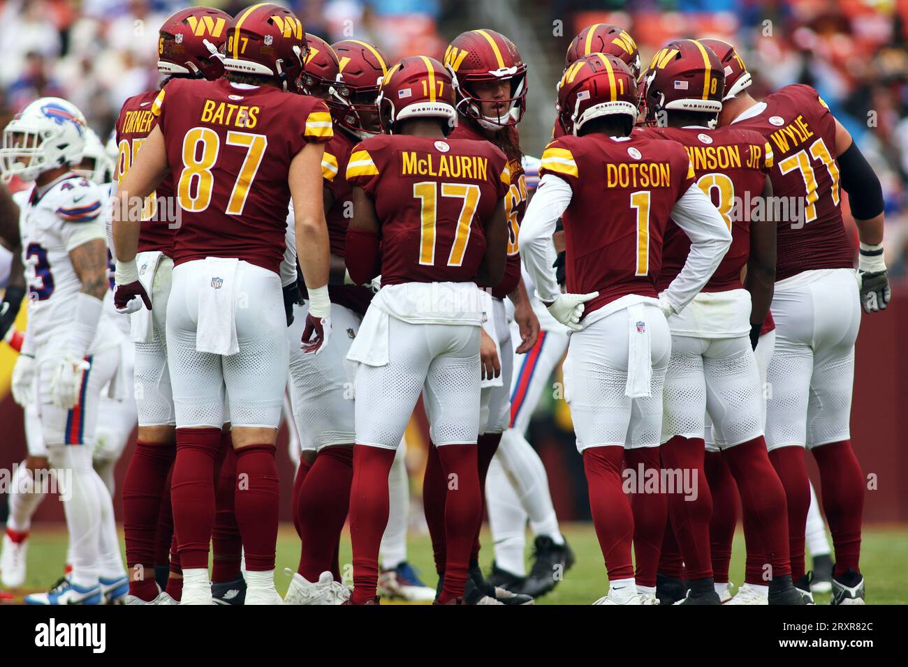 Dallas Cowboys players huddle up during an NFL football game against the  Washington Commanders, Sunday, January 8, 2023 in Landover. (AP  Photo/Daniel Kucin Jr Stock Photo - Alamy