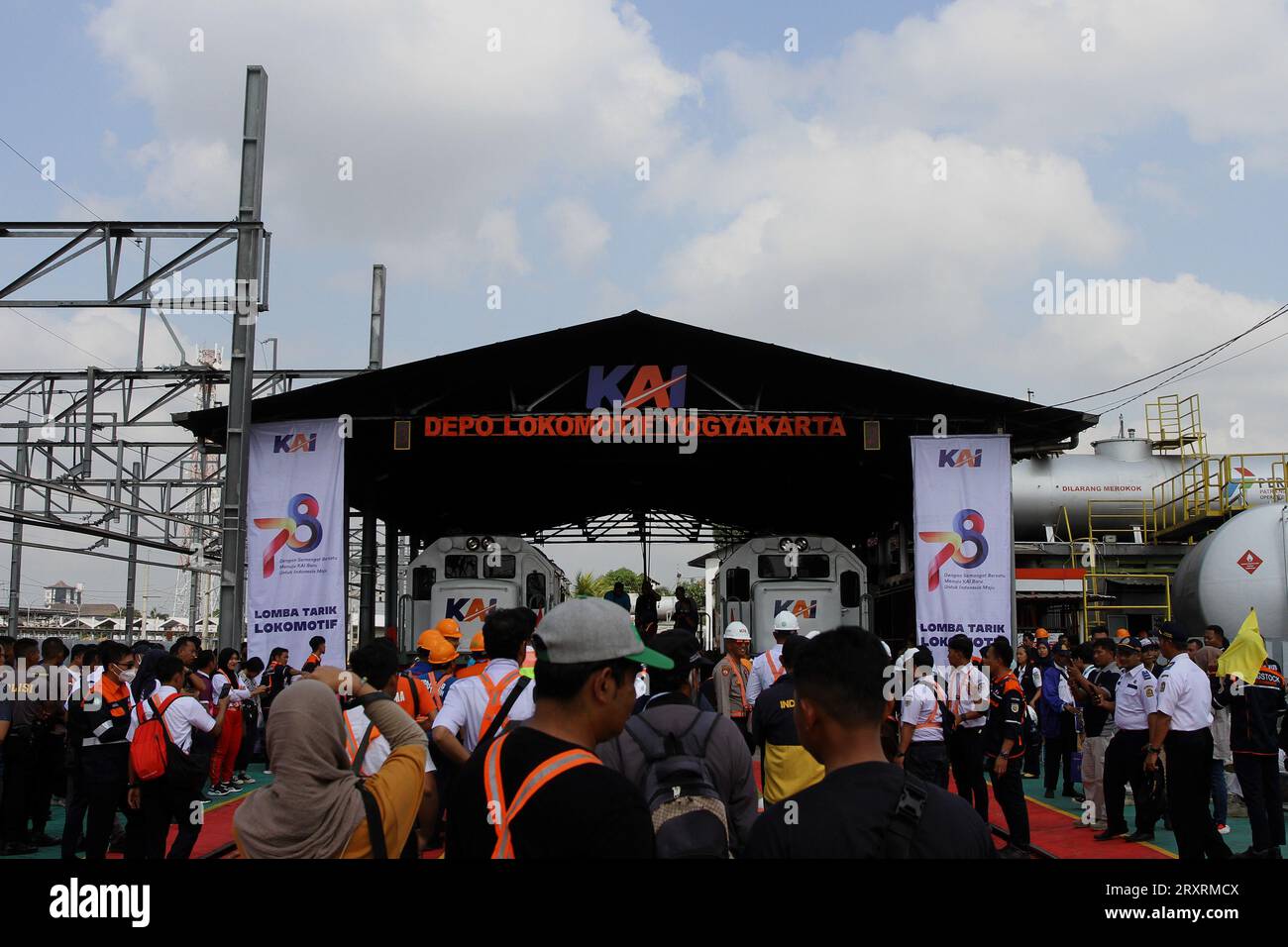 September 27, 2023, Yogyakarta, Special Region of Yogyakarta, Indonesia: Participants prepare to take part in a locomotive pulling competition at the Yogyakarta Locomotive Depot. The participants, a team consisting of 10 people, were challenged to pull a locomotive weighing 80 tons with a rope to reach the finish line at a distance of 15 meters. (Credit Image: © Angga Budhiyanto/ZUMA Press Wire) EDITORIAL USAGE ONLY! Not for Commercial USAGE! Stock Photo