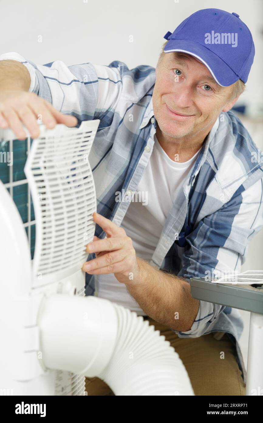 Air conditioning serviceman hi-res stock photography and images - Alamy
