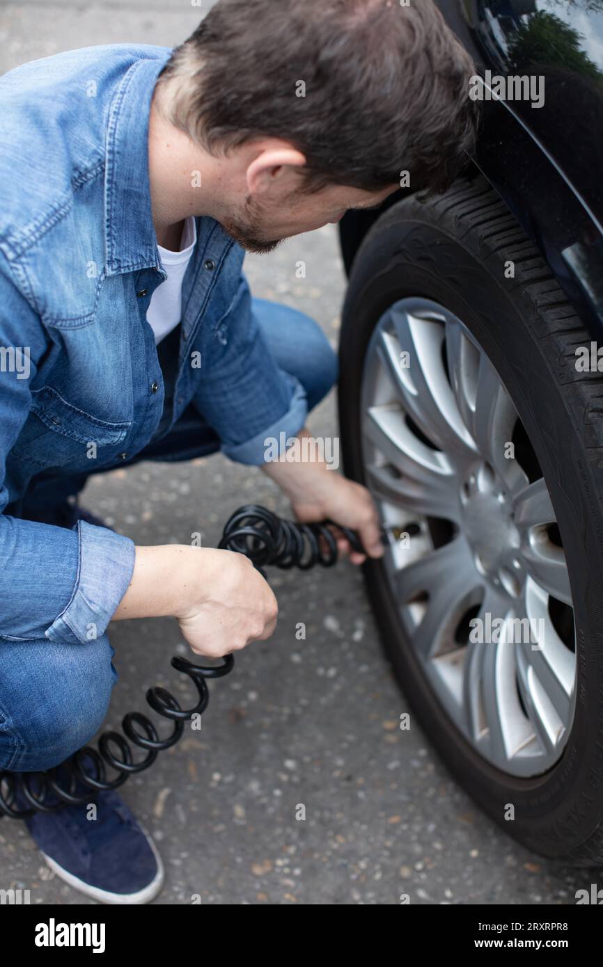 Man holding pressure gauge hi-res stock photography and images - Alamy