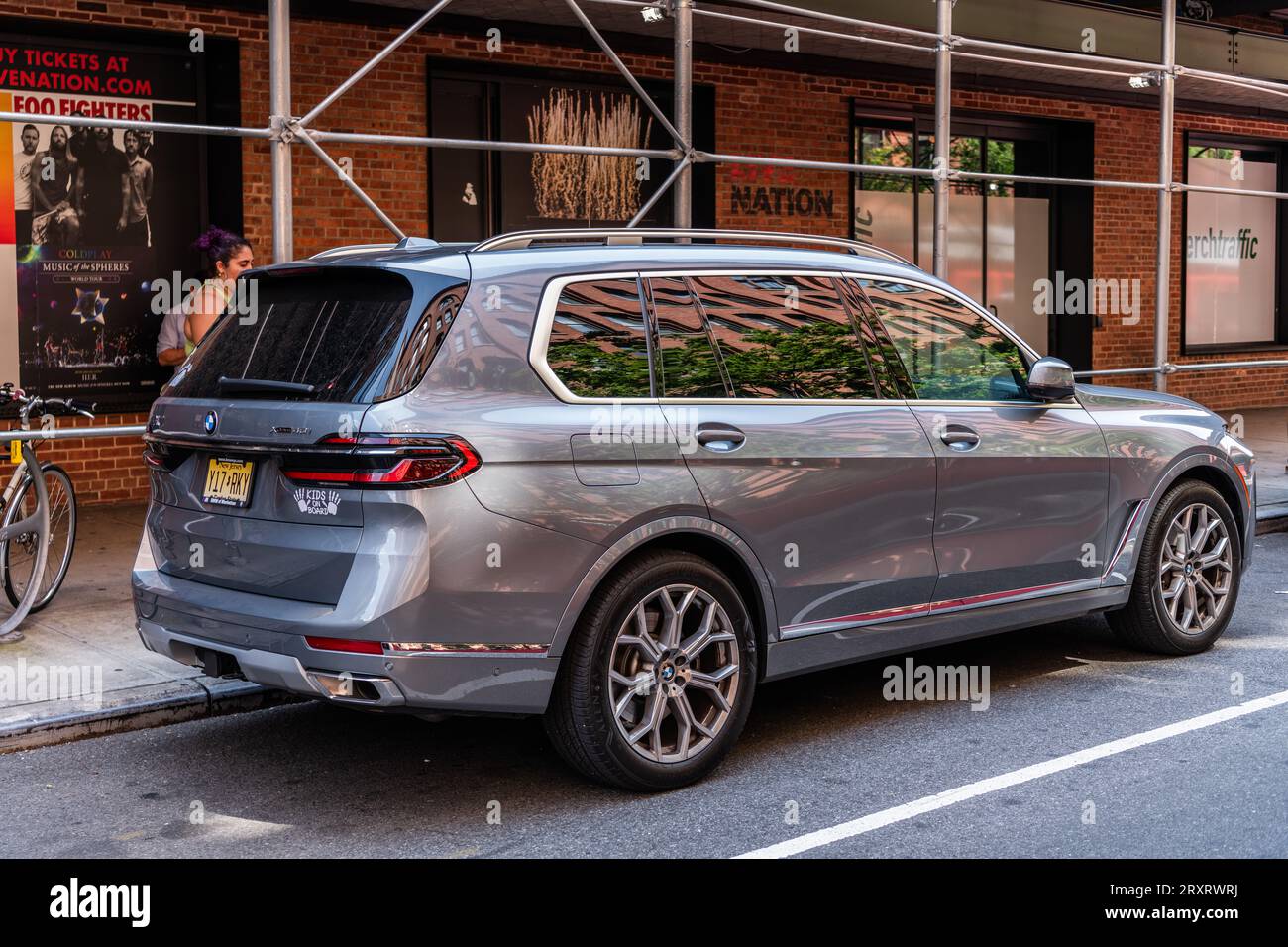 New York City, USA - August 05, 2023: 2023 BMW X7 xDrive40i SUV bray ...