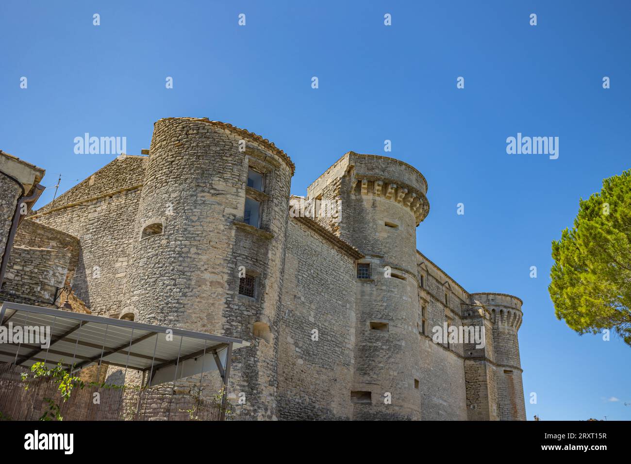 Castle of the village of Gordes (Vaucluse, France Stock Photo - Alamy