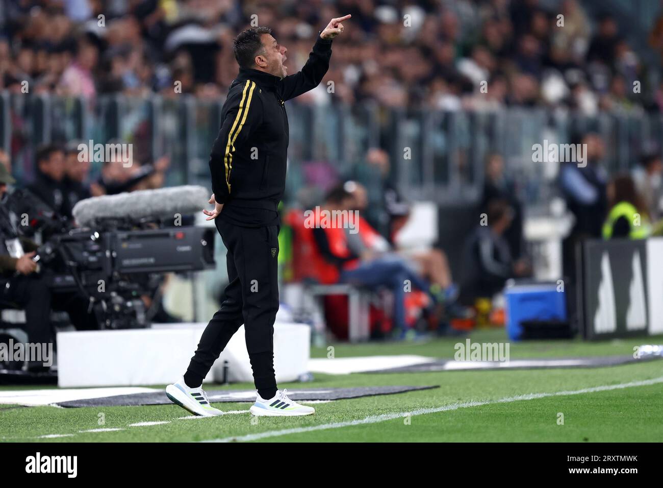 Turin, Italy . September 26, 2023 Roberto D Aversa, head coach of Us Lecce gestures during the Serie A match beetween Juventus Fc and Us Lecce at Allianz Stadium on September 26, 2023 in Turin, Italy . Credit: Marco Canoniero/Alamy Live News Stock Photo