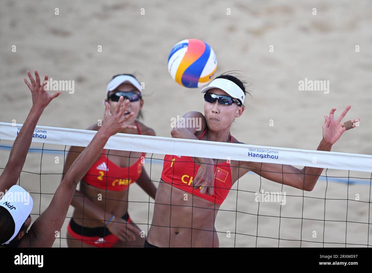 (230927) NINGBO, Sept. 27, 2023 (Xinhua) Xue Chen (R)/Xia Xinyi