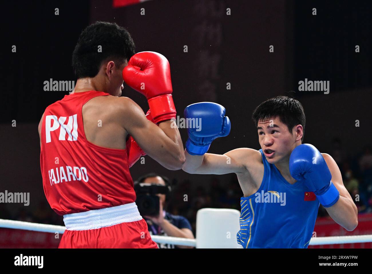 Mark Ashley Fajardo (L) of the Philippines and Xiangyang Wang of China ...