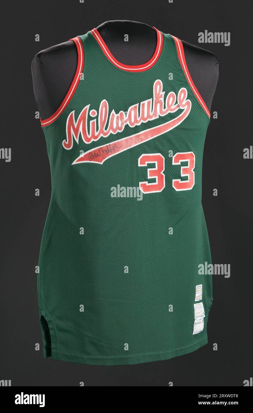 Milwaukee bucks green sales and red jersey