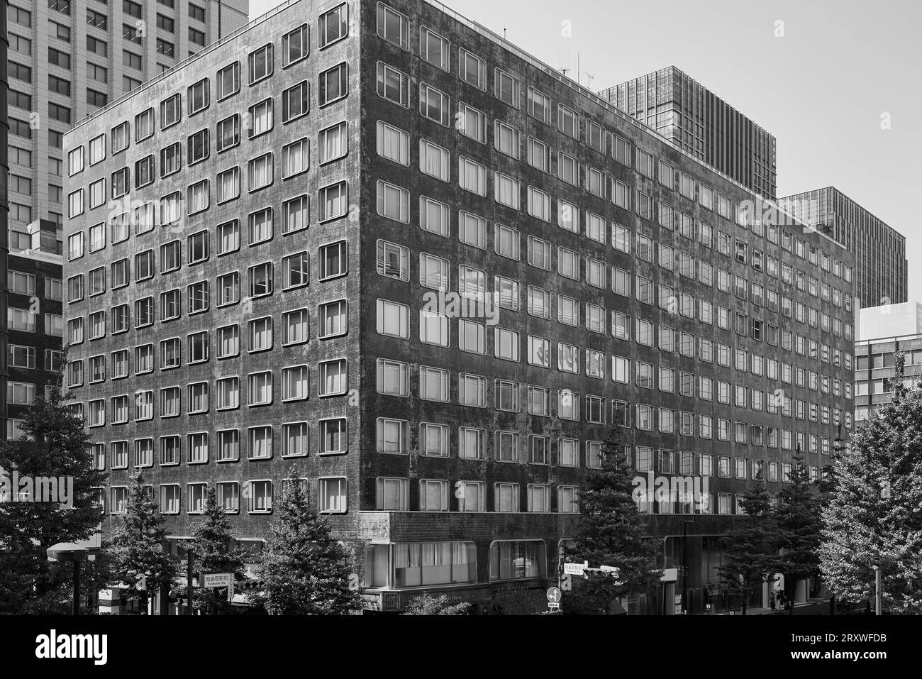 Shin-Yurakucho Building (新有楽町ビルヂング), designed by Mitsubishi Jisho Sekkei, 1967; Tokyo, Japan Stock Photo