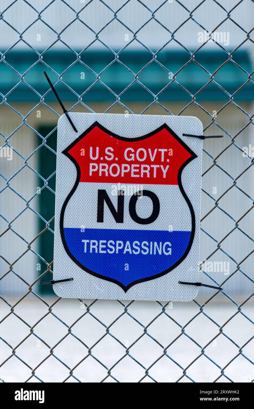 Vernon Hills, IL, United States - July 18, 2023: United States Government - No Trespassing sign posted outside of a VOR/DME aircraft navigational aid Stock Photo