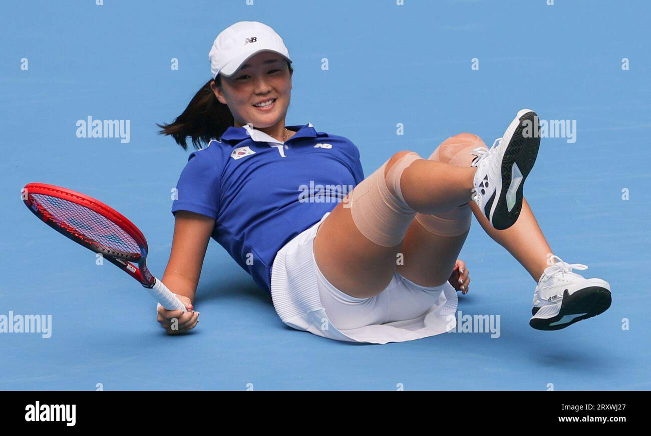 (230927) -- HANGZHOU, Sept. 27, 2023 (Xinhua) -- Park Sohyun of South Korea reacts during the Women's Singles quarterfinal match of Tennis between Zheng Qinwen of China and Park Sohyun of South Korea at the 19th Asian Games in Hangzhou, east China's Zhejiang Province, Sept. 27, 2023. (Xinhua/Meng Chenguang) Stock Photo