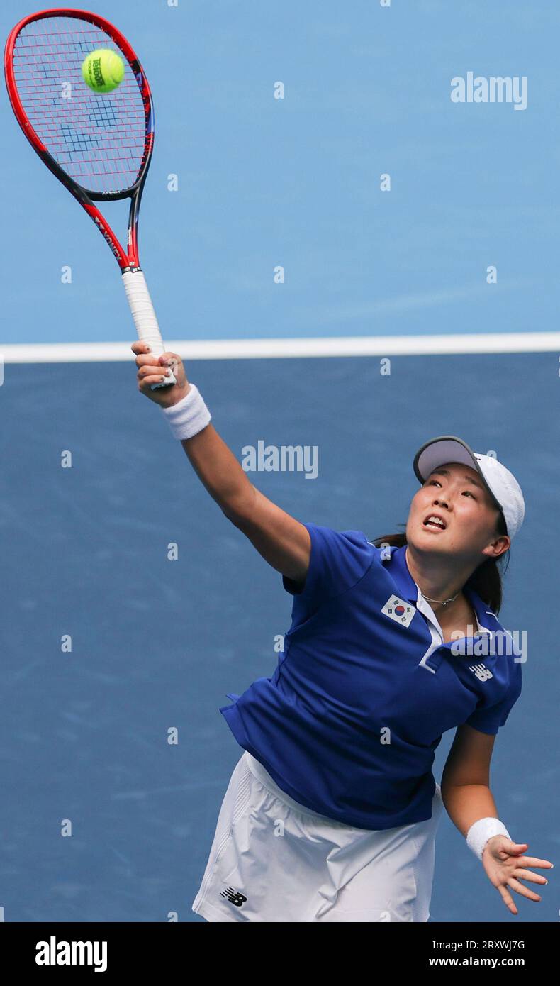 (230927) -- HANGZHOU, Sept. 27, 2023 (Xinhua) -- Park Sohyun of South Korea competes during the Women's Singles quarterfinal match of Tennis between Zheng Qinwen of China and Park Sohyun of South Korea at the 19th Asian Games in Hangzhou, east China's Zhejiang Province, Sept. 27, 2023. (Xinhua/Meng Chenguang) Stock Photo