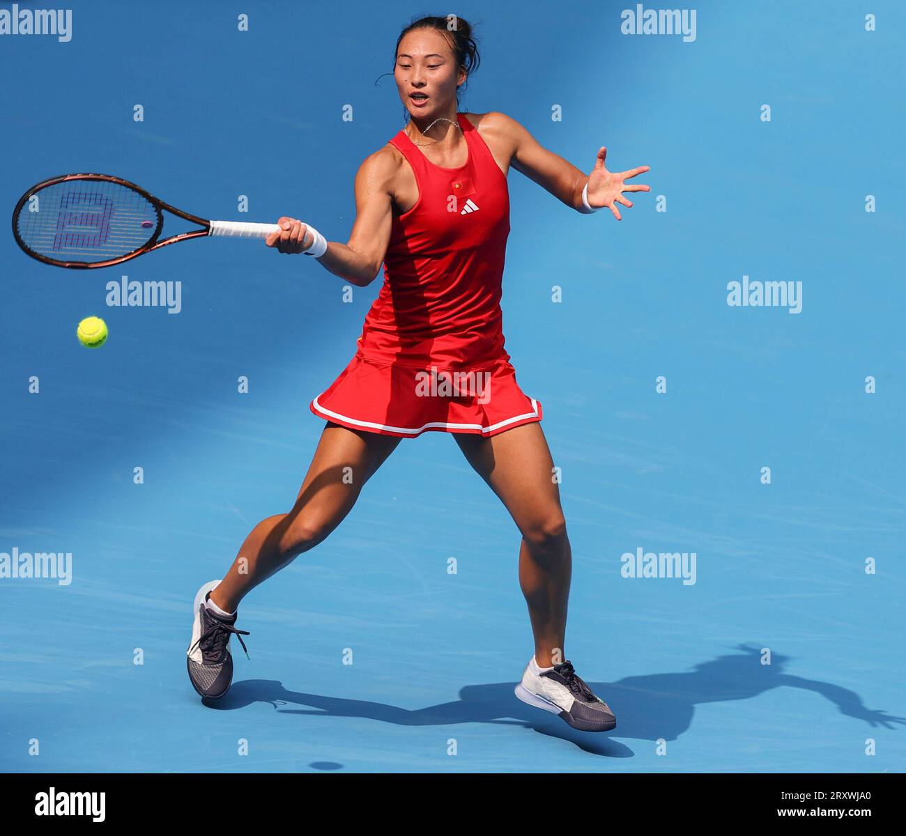 (230927) -- HANGZHOU, Sept. 27, 2023 (Xinhua) -- Zheng Qinwen of China competes during the Women's Singles quarterfinal match of Tennis between Zheng Qinwen of China and Park Sohyun of South Korea at the 19th Asian Games in Hangzhou, east China's Zhejiang Province, Sept. 27, 2023. (Xinhua/Meng Chenguang) Stock Photo