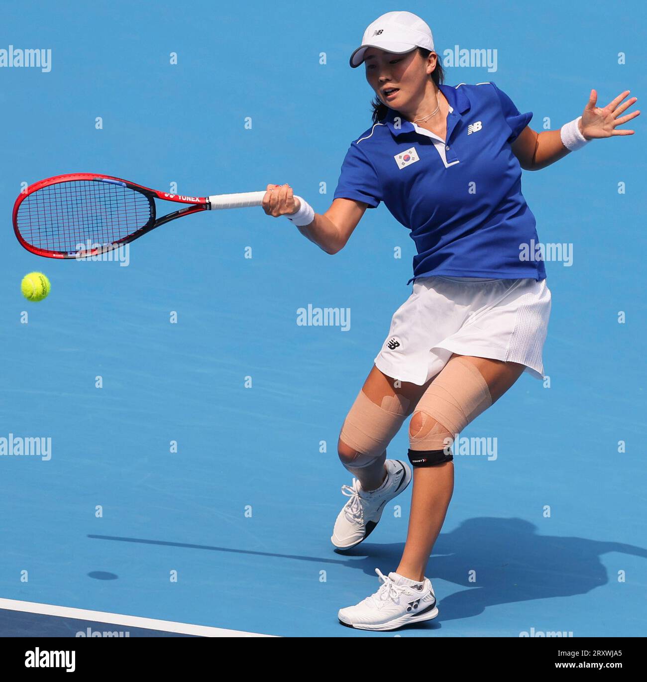 (230927) -- HANGZHOU, Sept. 27, 2023 (Xinhua) -- Park Sohyun of South Korea competes during the Women's Singles quarterfinal match of Tennis between Zheng Qinwen of China and Park Sohyun of South Korea at the 19th Asian Games in Hangzhou, east China's Zhejiang Province, Sept. 27, 2023. (Xinhua/Meng Chenguang) Stock Photo