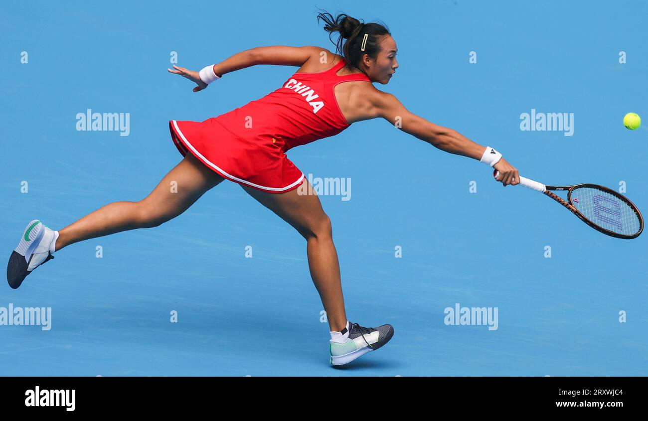 (230927) -- HANGZHOU, Sept. 27, 2023 (Xinhua) -- Zheng Qinwen of China competes during the Women's Singles quarterfinal match of Tennis between Zheng Qinwen of China and Park Sohyun of South Korea at the 19th Asian Games in Hangzhou, east China's Zhejiang Province, Sept. 27, 2023. (Xinhua/Meng Chenguang) Stock Photo