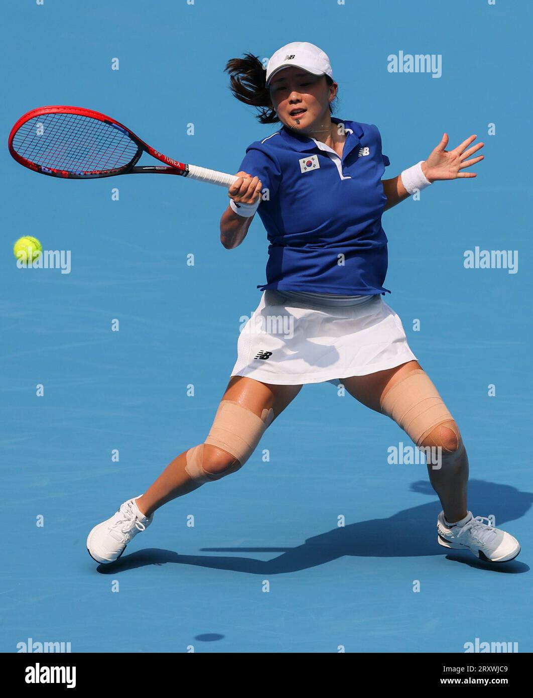 (230927) -- HANGZHOU, Sept. 27, 2023 (Xinhua) -- Park Sohyun of South Korea competes during the Women's Singles quarterfinal match of Tennis between Zheng Qinwen of China and Park Sohyun of South Korea at the 19th Asian Games in Hangzhou, east China's Zhejiang Province, Sept. 27, 2023. (Xinhua/Meng Chenguang) Stock Photo