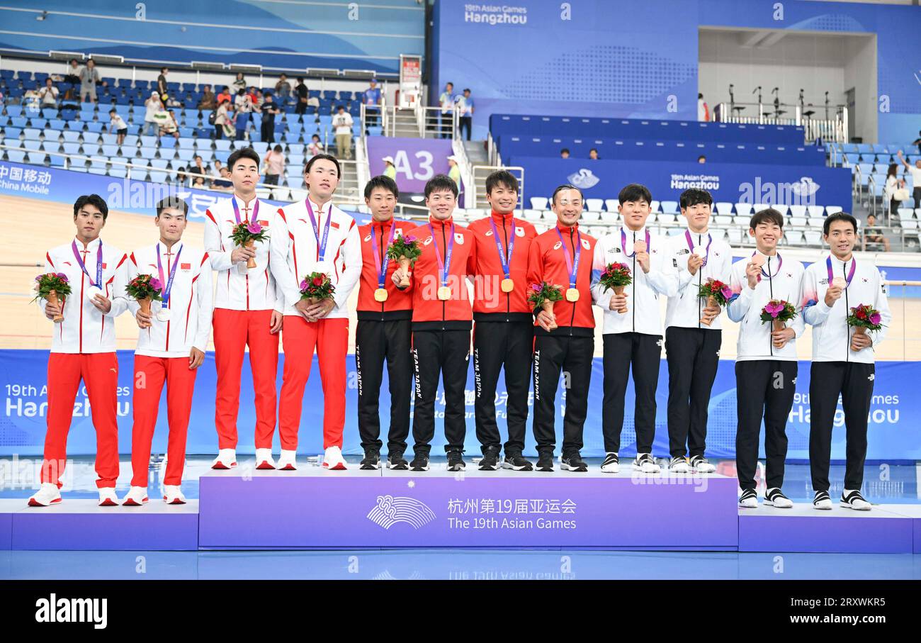 (230927) -- HANGZHOU, Sept. 27, 2023 (Xinhua) -- Silver medalists Team China, gold medalists Team Japan and bronze medalists Team South Korea (L-R) attend the awarding ceremony for Cycling Track Men's Team Pursuit at the 19th Asian Games in Hangzhou, east China's Zhejiang Province, Sept. 27, 2023. (Xinhua/Hu Huhu) Stock Photo