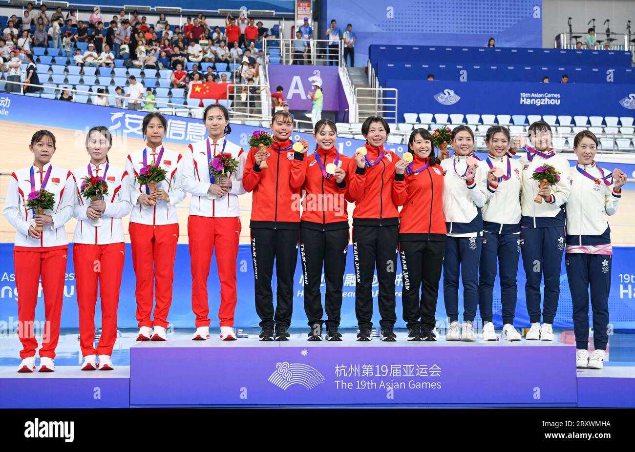 (230927) -- HANGZHOU, Sept. 27, 2023 (Xinhua) -- Silver medalists Team China, gold medalists Team Japan and bronze medalists Team China's Hong Kong (L-R) attend the awarding ceremony for Cycling Track Women's Team Pursuit at the 19th Asian Games in Hangzhou, east China's Zhejiang Province, Sept. 27, 2023. (Xinhua/Hu Huhu) Stock Photo