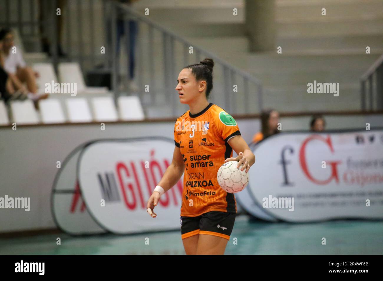 September 26, 2023, Gijon, Asturias, Spain: Gijon, Spain, 26th September, 2023: The player of Super Amara Bera Bera, Esther Arrojeria (3) with the ball during the 8th Matchday of the Liga Guerreras Iberdrola 2023-24 between Motive.co Gijon Balonmano La Calzada and Super Amara Bera Bera, on September 26, 2023, at the La Arena Sports Pavilion, in GijÃ³n, Spain. (Credit Image: © Alberto Brevers/Pacific Press via ZUMA Press Wire) EDITORIAL USAGE ONLY! Not for Commercial USAGE! Stock Photo