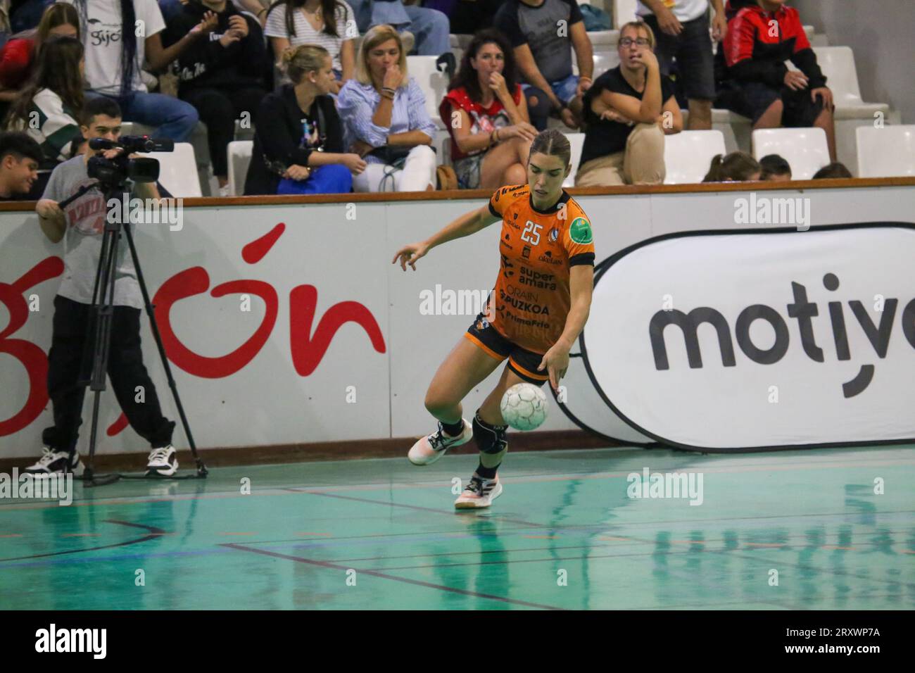 September 26, 2023, Gijon, Asturias, Spain: Gijon, Spain, 26th September, 2023: Super Amara Bera Bera player, Anne Erauskin (25) dribbles the ball during the 8th Matchday of the Liga Guerreras Iberdrola 2023-24 between Motive.co Gijon Balonmano La Calzada and Super Amara Bera Bera, on September 26, 2023, at the La Arena Sports Pavilion, in GijÃ³n, Spain. (Credit Image: © Alberto Brevers/Pacific Press via ZUMA Press Wire) EDITORIAL USAGE ONLY! Not for Commercial USAGE! Stock Photo