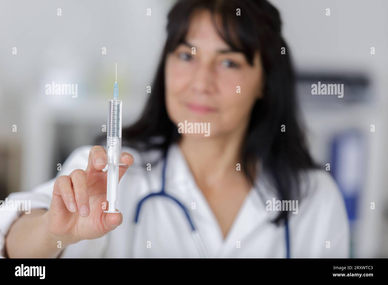 female doctor ready to inject a patient Stock Photo Alamy