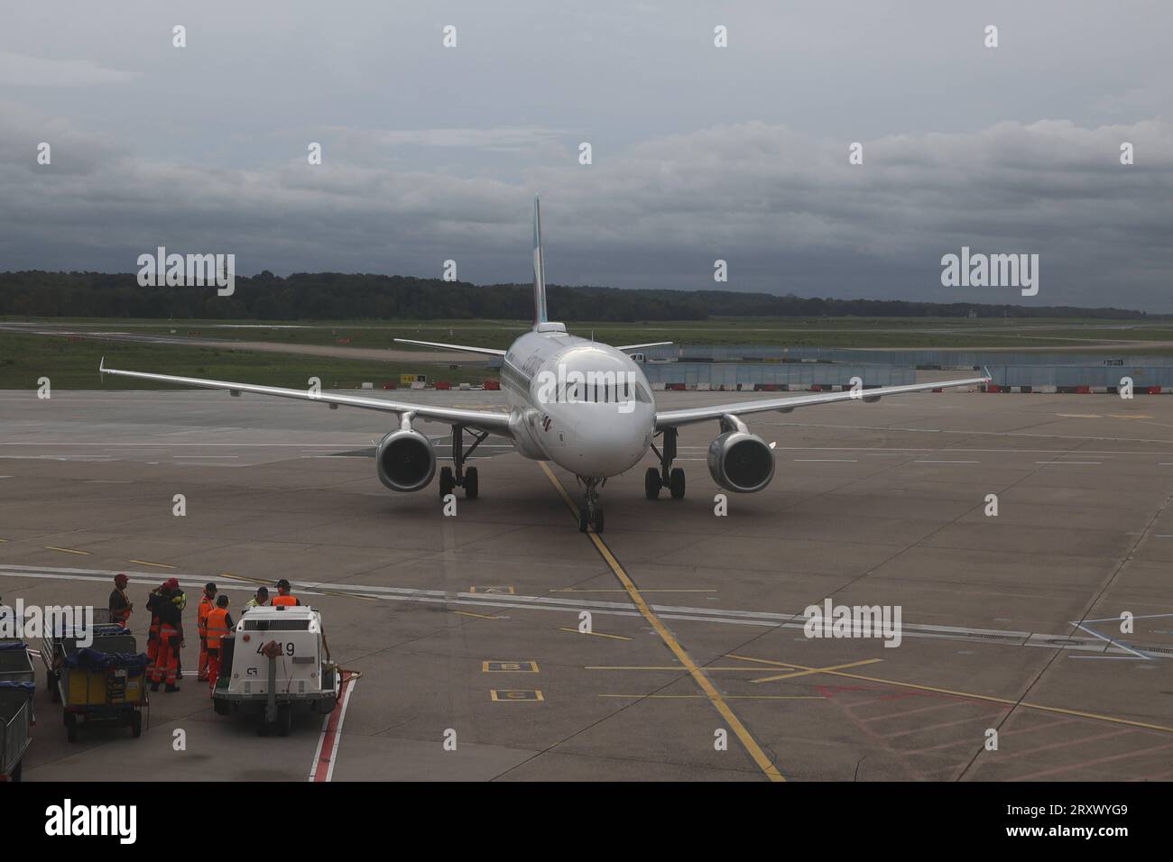 Koeln Themenfoto Urlaub Flugreise Flugzeug Eurowings Koeln Bonn Ein Airbus A