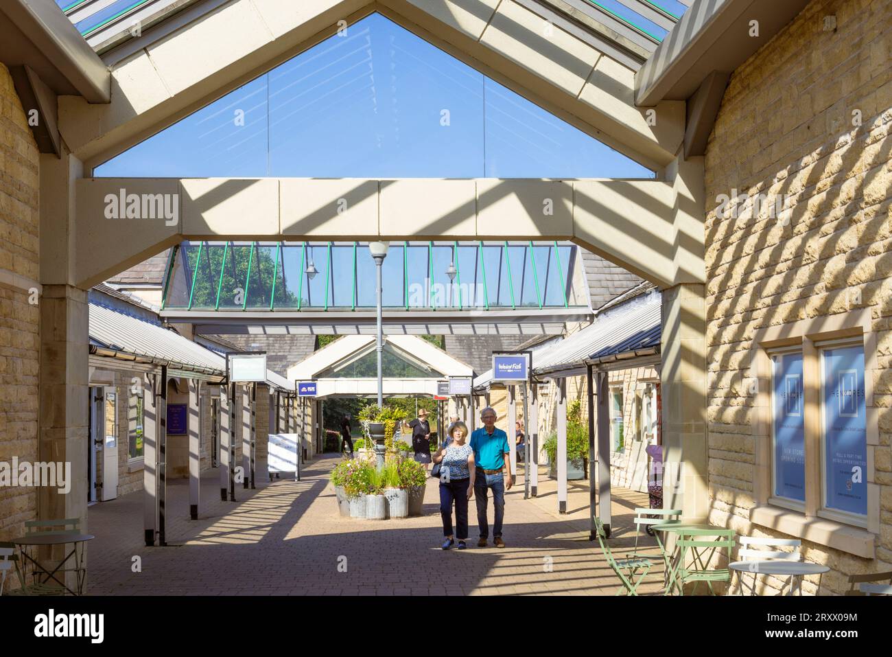 Rowsley Derbyshire Dales People Shopping At The Outlet Village Peak 