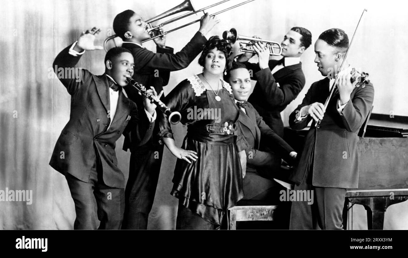 MAMIE SMITH AND HER JAZZ HOUNDS in 1920. Mamie Smith (1891-1946) American jazz and blues singer Stock Photo