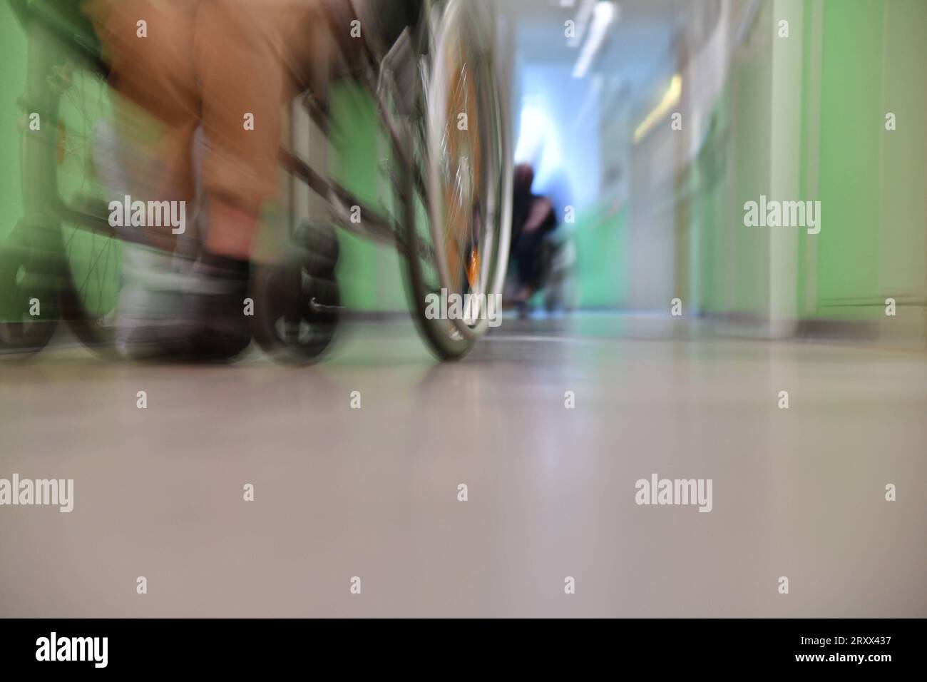 Ein Mann sitzt in einer Pflegeeinrichtung auf einem Flur im Rollstuhl und wartet. Symbolfoto: Pflege, Altenheim, Senioren, Alte, Pflege, Pflegeeinrichtung, Heim, Krankenhaus, Älterwerden *** A man sits in a wheelchair in a hallway in a nursing facility waiting symbol photo care, nursing home, seniors, old, care, nursing facility, home, hospital, aging bub Stock Photo