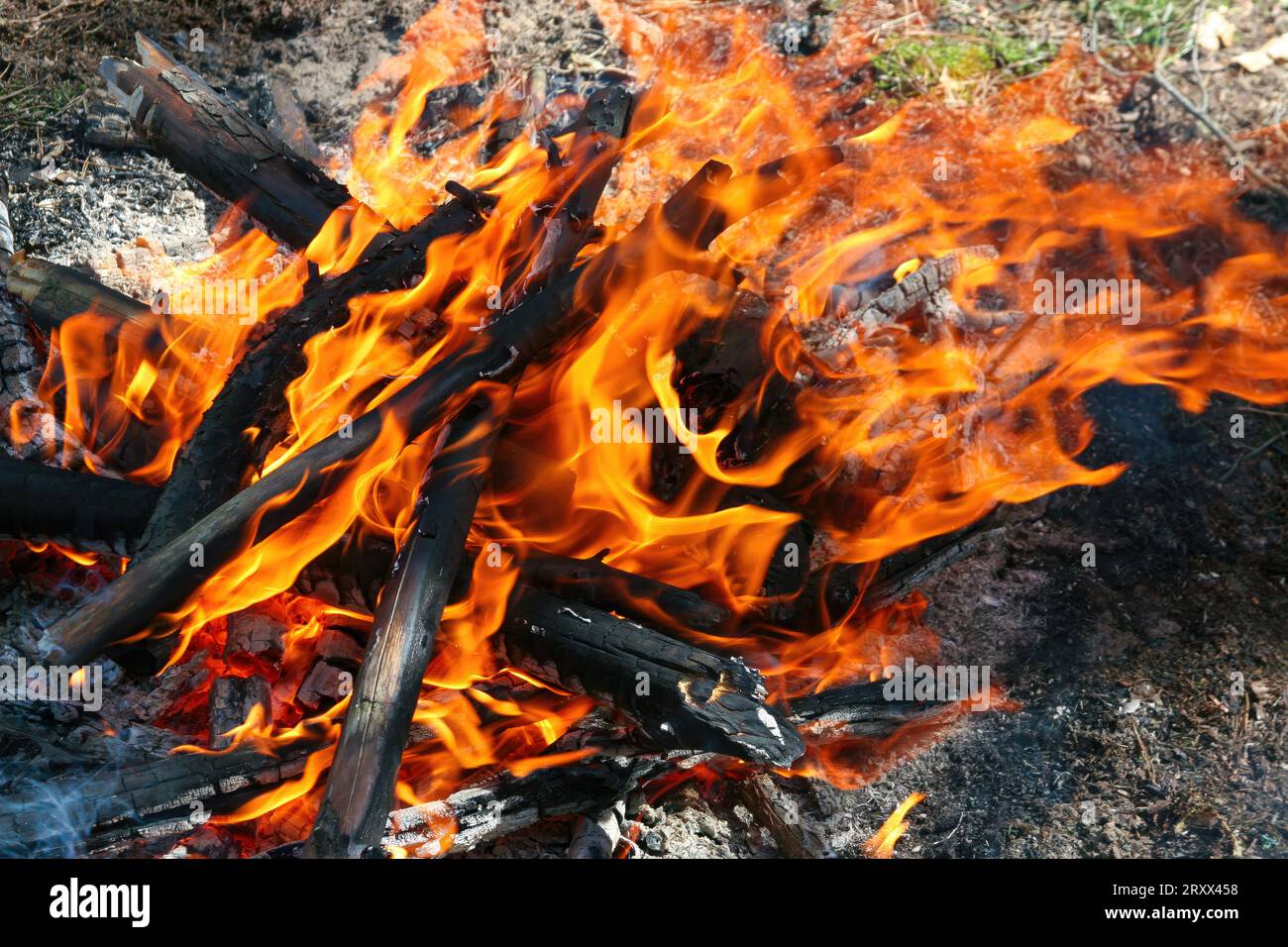 Burning firewood and coals of a fire close up Stock Photo - Alamy