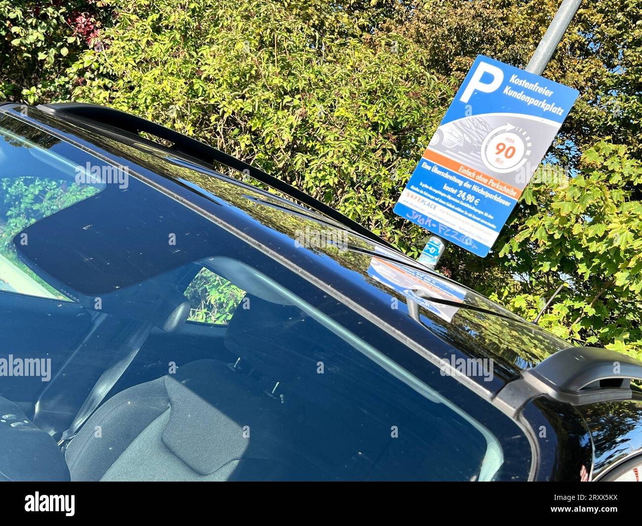 Kostenpflichtiger Parkplatz Schild 90 Minuten Parken *** Paid parking sign 90 minutes parking