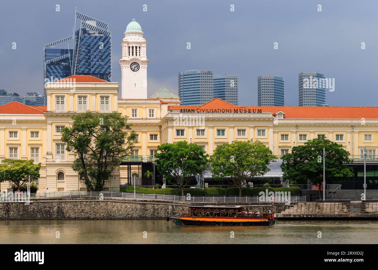 The Asian civilisations museum and the clock tower of the Victoria Theatre beside the Singapore River, Singapore Stock Photo