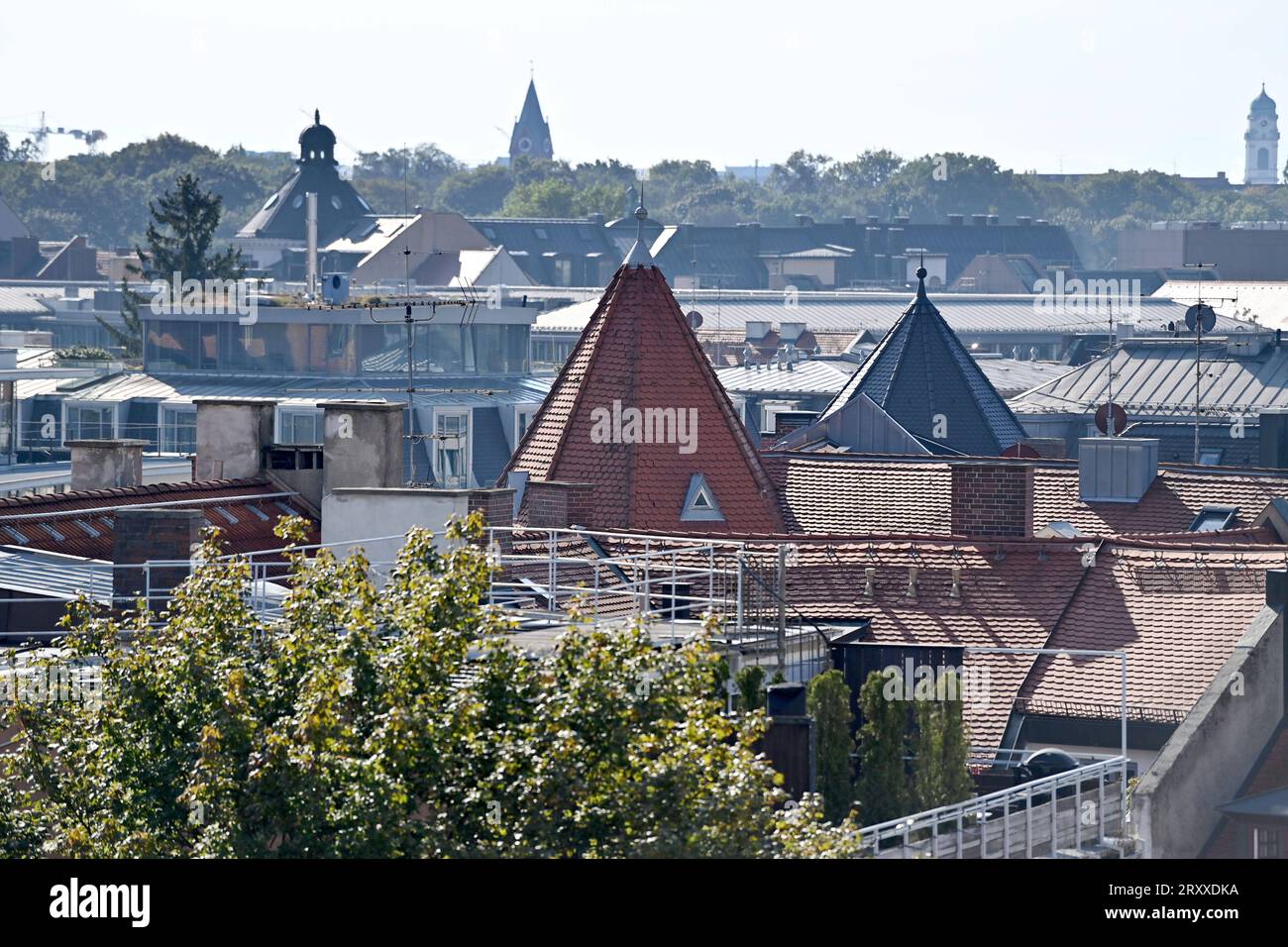 Blick auf die Daecher von Muenchen,Verdichtung,Wohnhaeuser, Gebaeude,Wohnungen,Stadtwohnungen,Stadtwohnung,Daecher,Dachgeschoss,Dachgeschosswohnung. *** View of the roofs of Munich,densification,residential buildings,buildings,apartments,city apartments,city apartment,roofs,penthouse,penthouse apartment Stock Photo