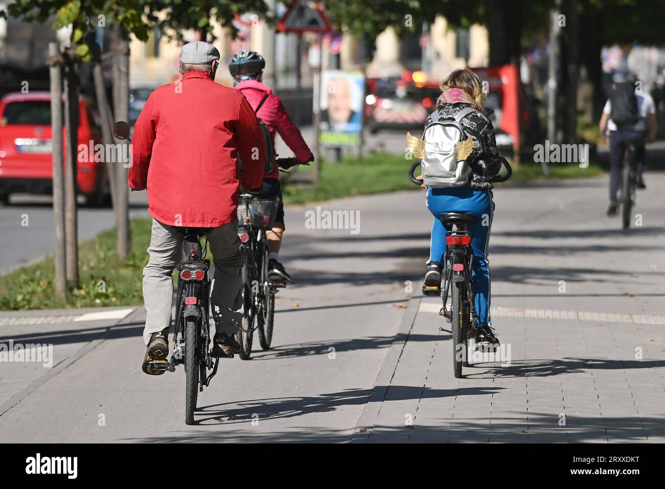 Radfahrer fahren mit ihren Raedern,Fahrraedern auf einem Radweg in Muenchen im Stadtverkehr,Rad fahren. *** cyclists riding their bikes,bicycles on a bike path in munich city traffic,cycling Stock Photo