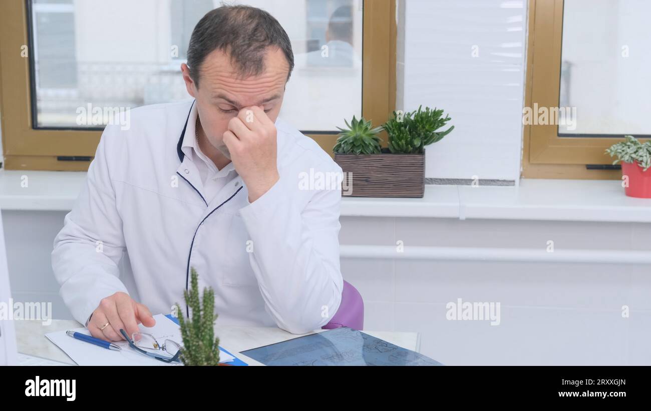 Male medic doctor feeling hi-res stock photography and images - Alamy