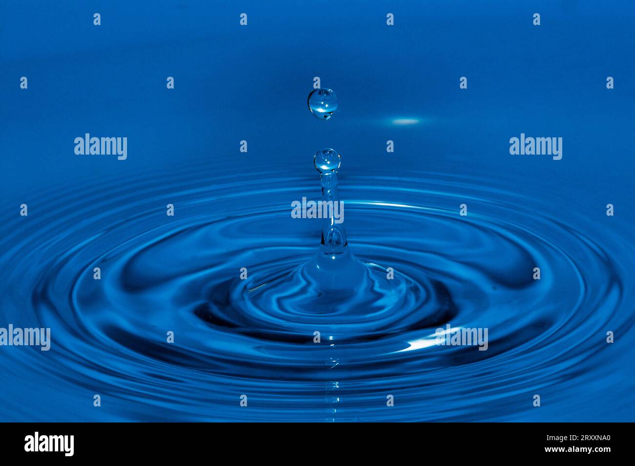 Falling drop of water Stock Photo - Alamy