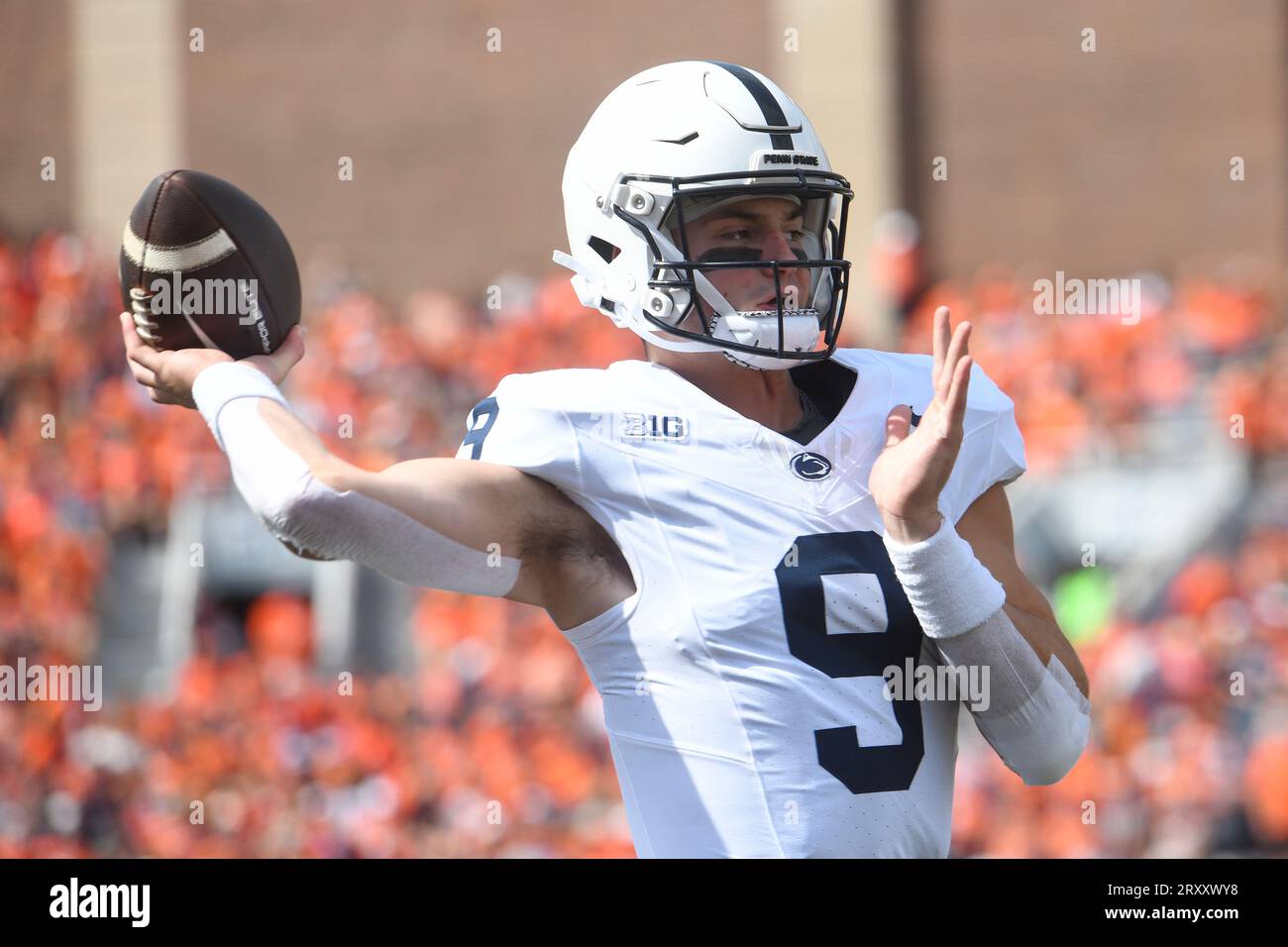 CHAMPAIGN, IL - SEPTEMBER 16: Illinois Fighting Illini Quarterback