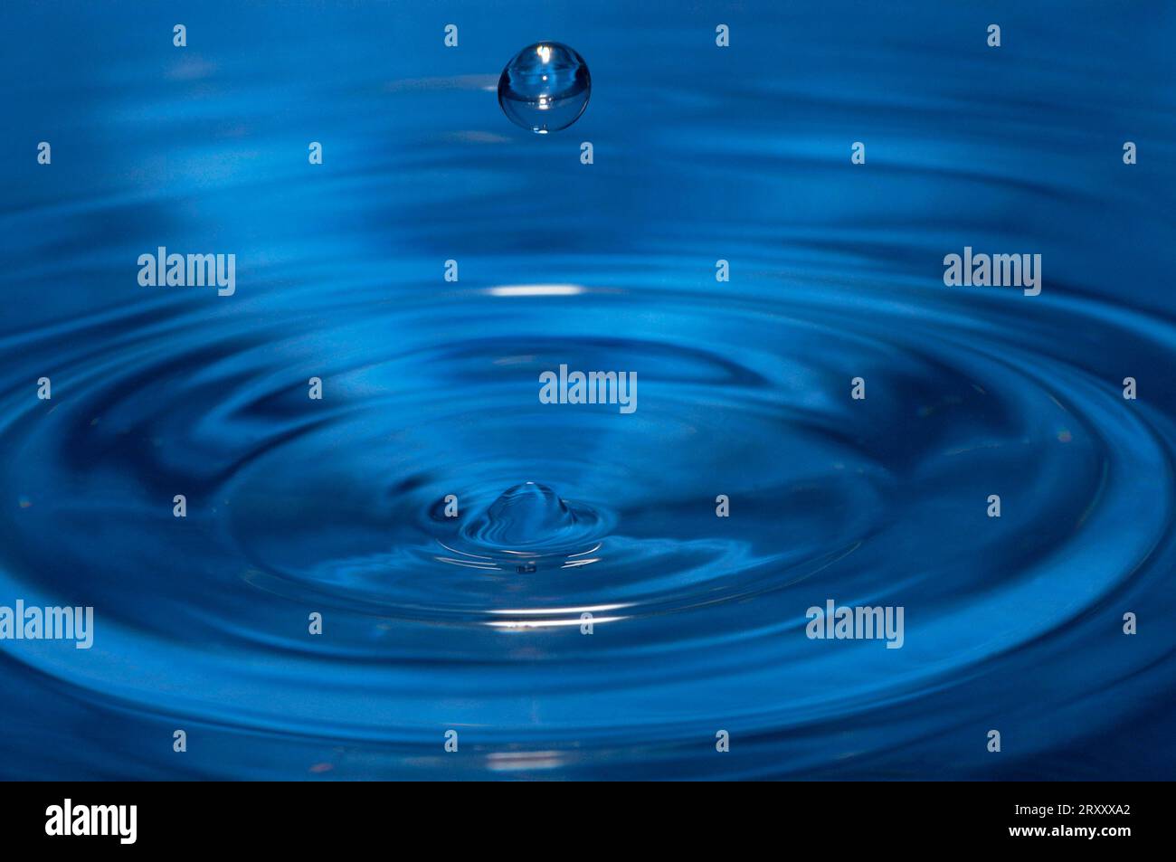 Falling drop of water, Falling drop of water Stock Photo - Alamy