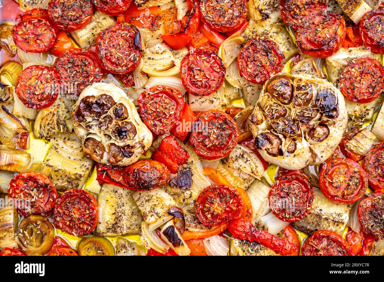 Ofengemüse, verschiedene Gemüsesorten werden im Ofen, mit Kräutern, Gewürzen, Olivenöl, gegart, Stock Photo