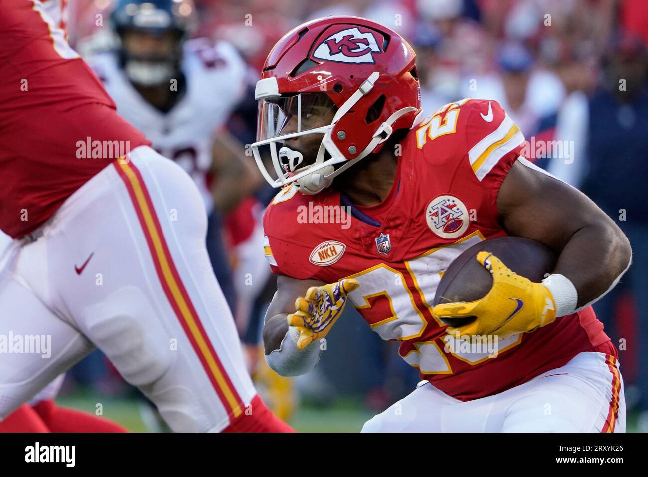 Kansas City Chiefs running back Clyde EdwardsHelaire (25) runs during
