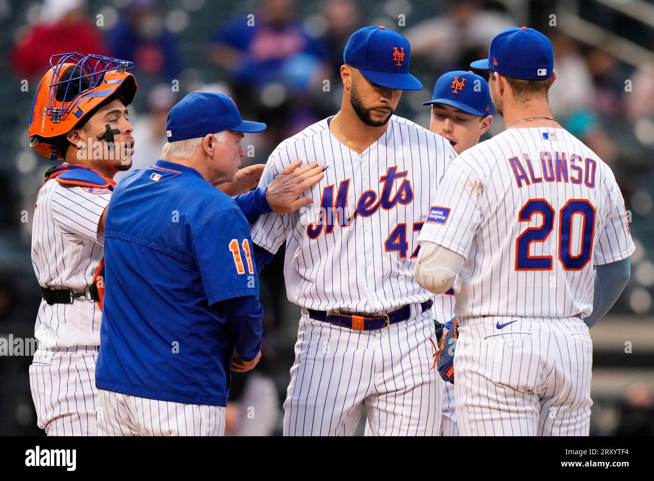 New York Mets catcher Francisco Alvarez, left, manager Buck Showalter