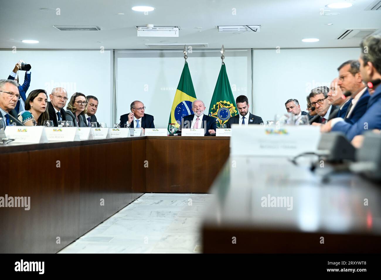 BRASÍLIA, DF - 27.09.2023: LULA RECEBE GOV EDUARDO LEITE E DEPUTADOS -  Photo, President Lula, Governor Eduardo Leite at the table with Gauchos  Parliamentarians. This Wednesday (27th) President Lula receives the Governor