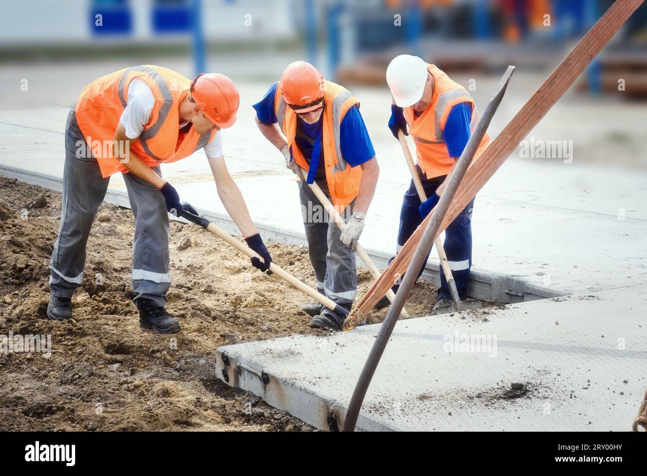 thumbnail image 2 of Resin Printed Workers With Shovels – Group 2 – 1:32 Scale Diorama Figures (Pre-built) 2 of 6