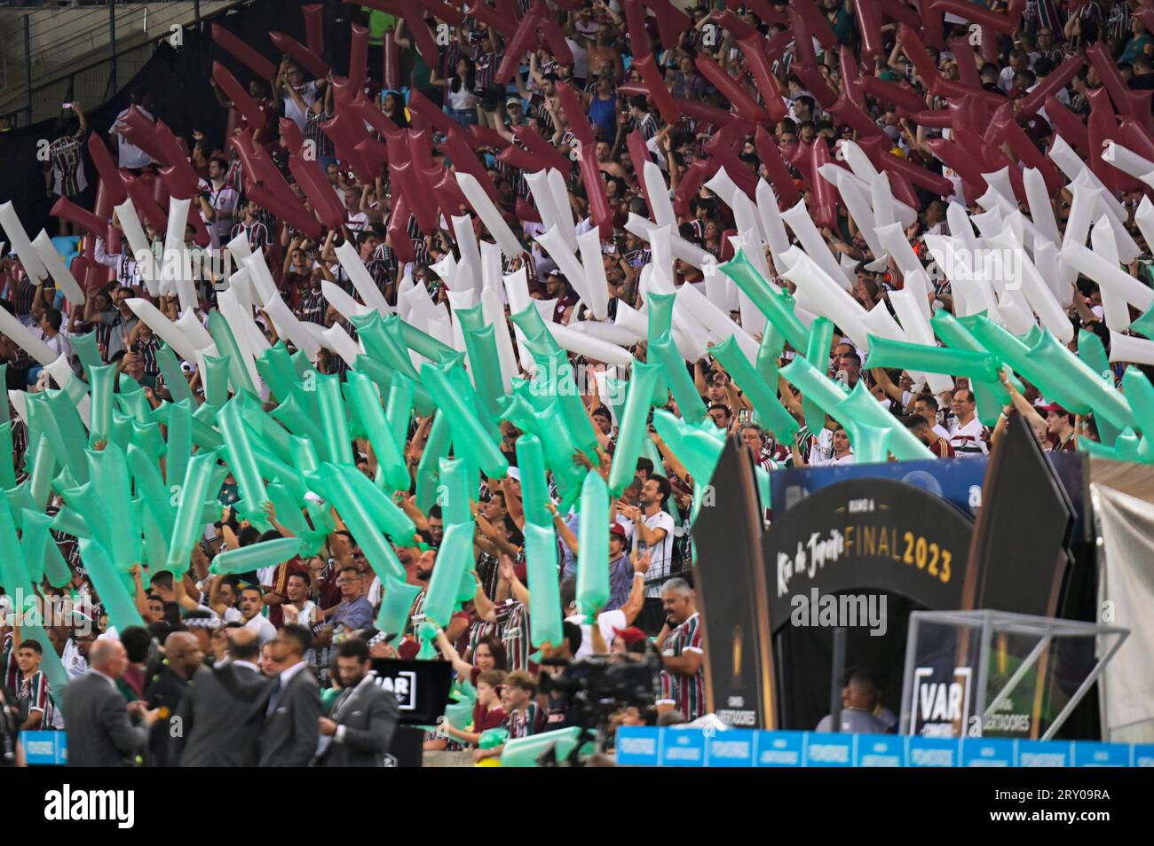 Torcedores do Fluminense, momentos antes da partida entre Fluminense e Internacional, pela  semifinal da Copa Libertadores 2023, no Estádio do Maracanã nesta quarta-feira 27. Stock Photo