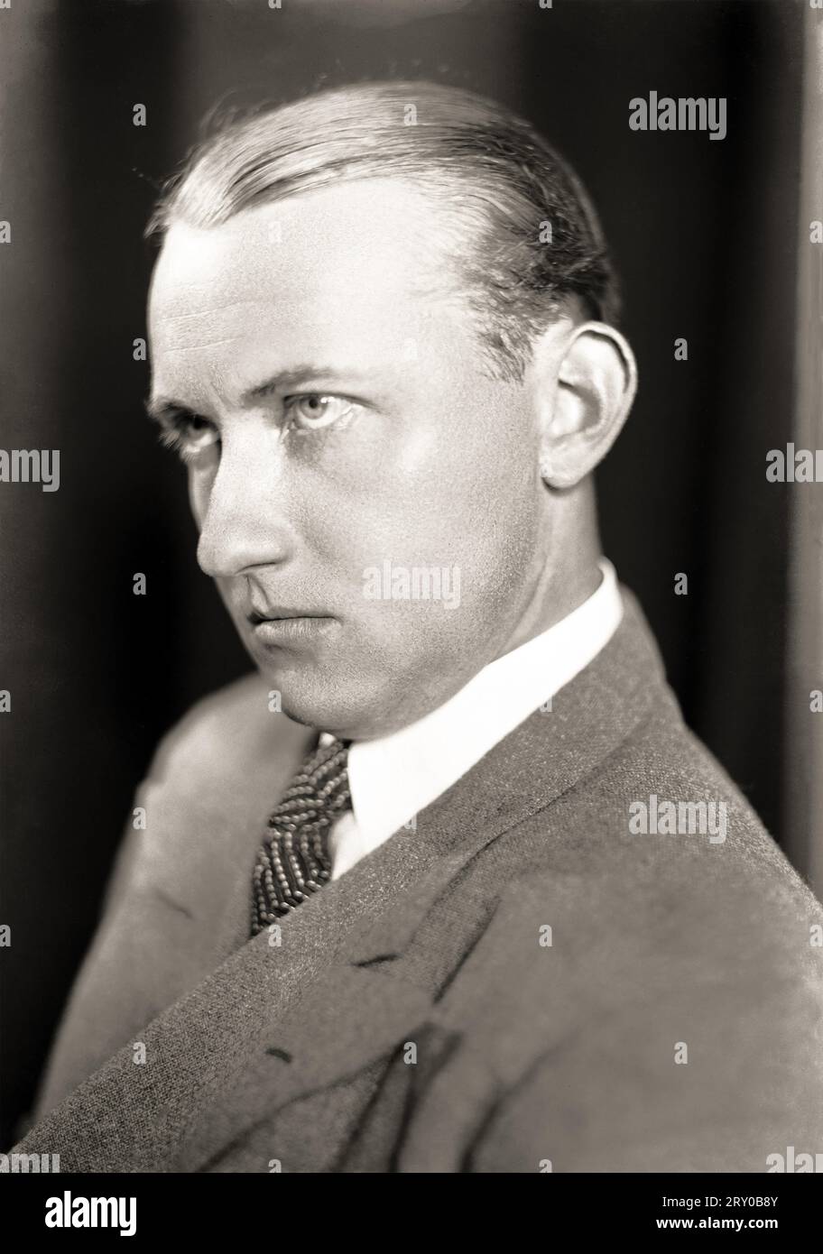 1938 c., POLAND : The polish sculptor STANISLAV RACZYNSKI ( Stanislaw Raczynski , 1903 - 1982 ). Unknown photographer . - HISTORY - FOTO STORICHE - SCULTURA - SCULPTURE - SCULTORE - ARTS - ARTI PLASTICHE VISIVE - ARTE - profilo - profile - tie - cravatta - POLONIA ---  Archivio GBB Stock Photo