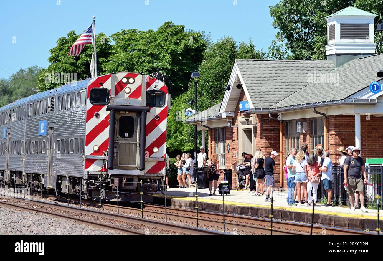 Glen Ellyn, Illinois, USA. Commuters awaiting the arrival of a Metra