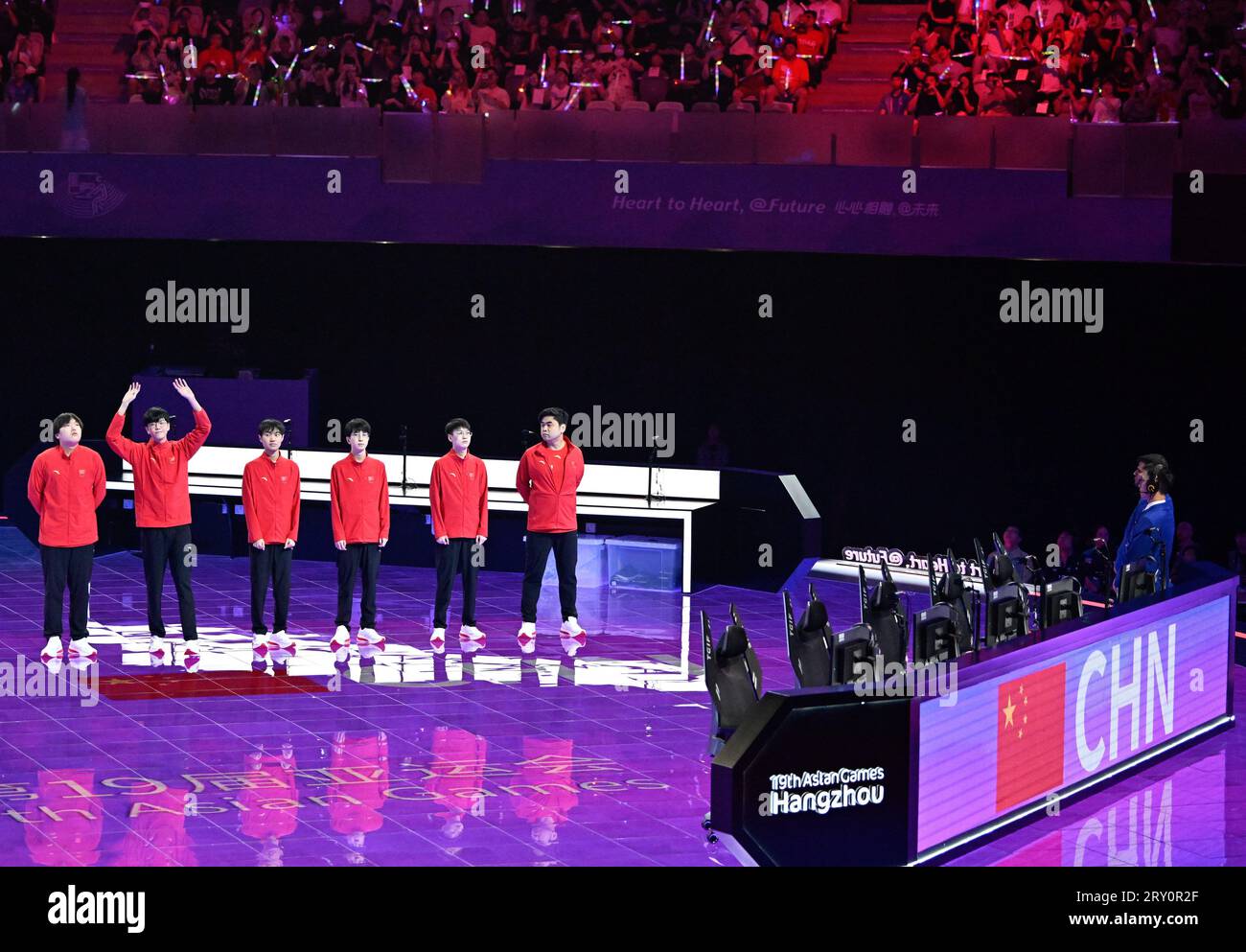 (230928) -- HANGZHOU, Sept. 28, 2023 (Xinhua) -- Team China pose before the League of Legends Semifinal of Esports between China and South Korea at the 19th Asian Games in Hangzhou, east China's Zhejiang Province, Sept. 28, 2023. (Xinhua/Yan Linyun) Stock Photo