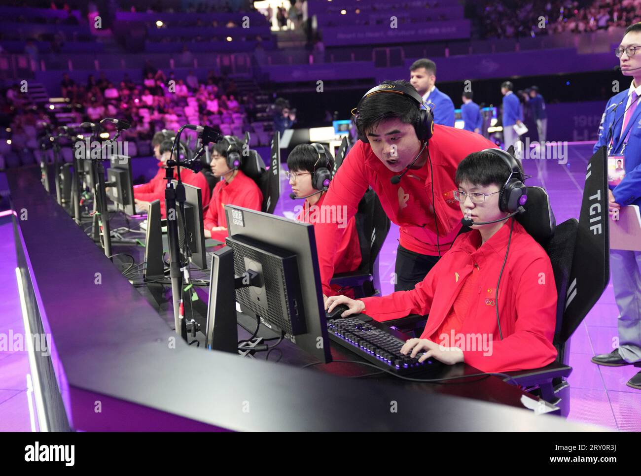 (230928) -- HANGZHOU, Sept. 28, 2023 (Xinhua) -- Team China compete during the League of Legends Semifinal of Esports between China and South Korea at the 19th Asian Games in Hangzhou, east China's Zhejiang Province, Sept. 28, 2023. (Xinhua/Han Chuanhao) Stock Photo
