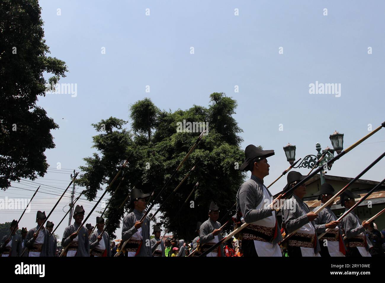 September 28, 2023, Yogyakarta, Special Region of Yogyakarta, Indonesia: Soldiers of Kraton palace participate in the Grebeg Maulud ceremony, to commemorate the birthday of the Prophet Muhammad SAW at the Great Mosque of Kauman, Yogyakarta. (Credit Image: © Angga Budhiyanto/ZUMA Press Wire) EDITORIAL USAGE ONLY! Not for Commercial USAGE! Credit: ZUMA Press, Inc./Alamy Live News Stock Photo