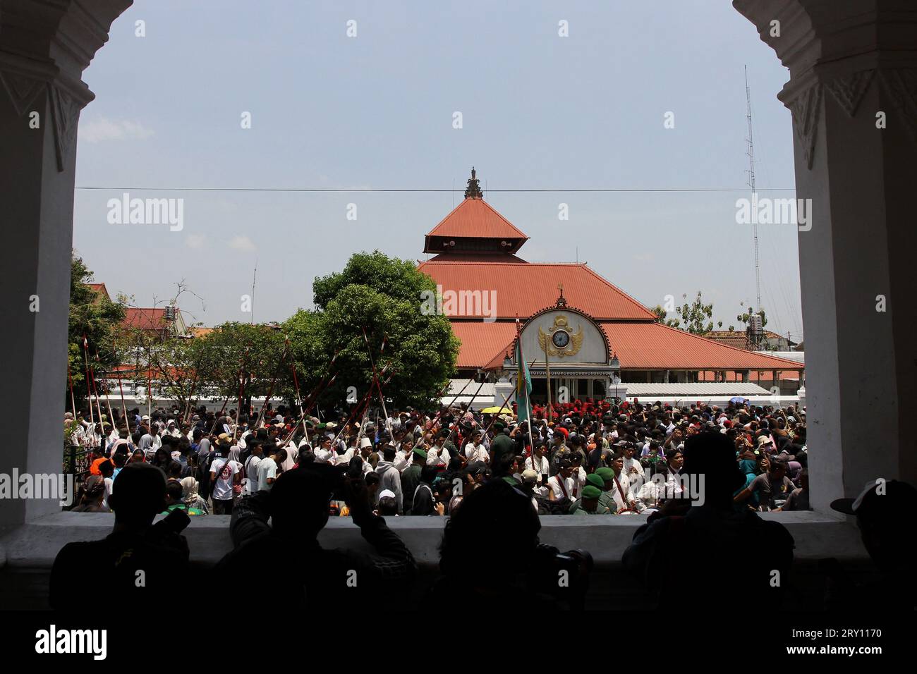 September 28, 2023, Yogyakarta, Special Region of Yogyakarta, Indonesia: General view of the Grebeg Maulud ceremony, to commemorate the birthday of the Prophet Muhammad SAW at the Great Mosque of Kauman, Yogyakarta. (Credit Image: © Angga Budhiyanto/ZUMA Press Wire) EDITORIAL USAGE ONLY! Not for Commercial USAGE! Credit: ZUMA Press, Inc./Alamy Live News Stock Photo