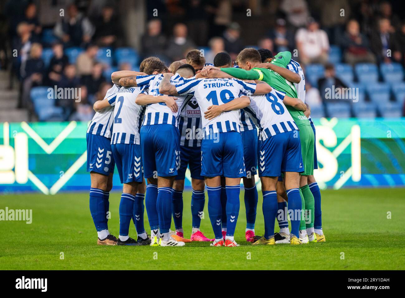 Esbjerg, Denmark. 27th, September 2023. The players of Esbjerg fB unite in a huddle during the