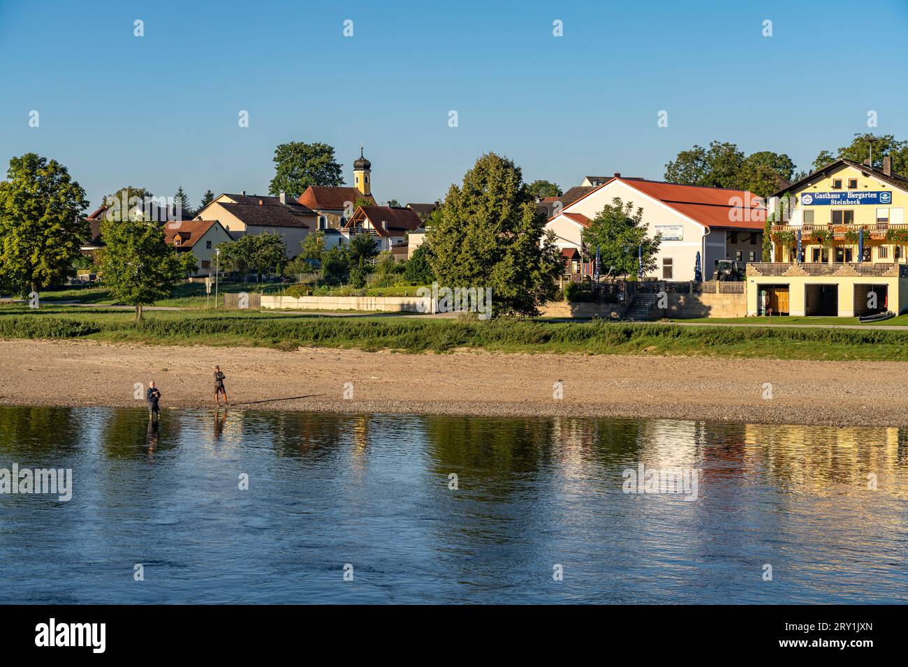 Kirchdorf Stausacker an der Donau in Kehlheim, Bayern, Deutschland  |  Stausacker village at the Danube river  in Kehlheim, Bavaria, Germany Stock Photo